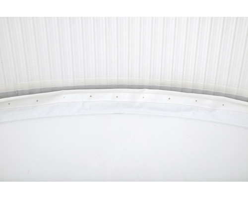 Gedetailleerd beeld van een wit zwembaddekzeil met oogjes