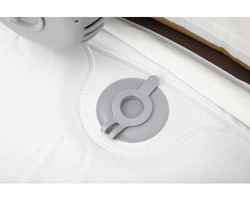 Detailopname van een opblaasbaar zwembad met grijs ventiel