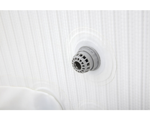 Detailopname van een grijs ventiel op een opblaasbaar product