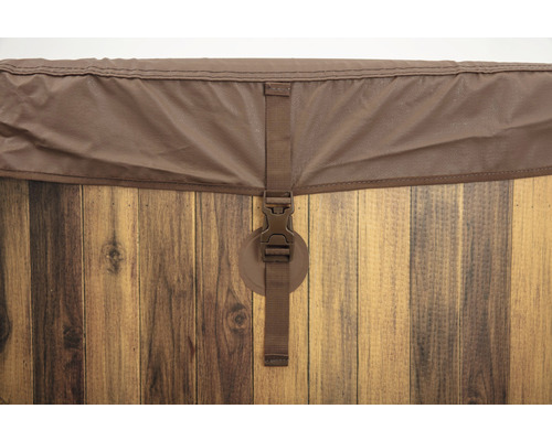 Detailopname van een bubbelbad afdekking met bevestigingsriem en houten bekleding