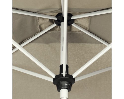 Gedetailleerd aanzicht van een parasol met frame en parasoldak