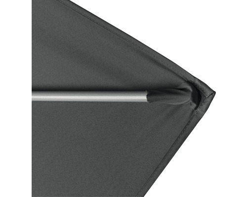 Detailopname van een parasol met stoffen bekleding en metalen steun