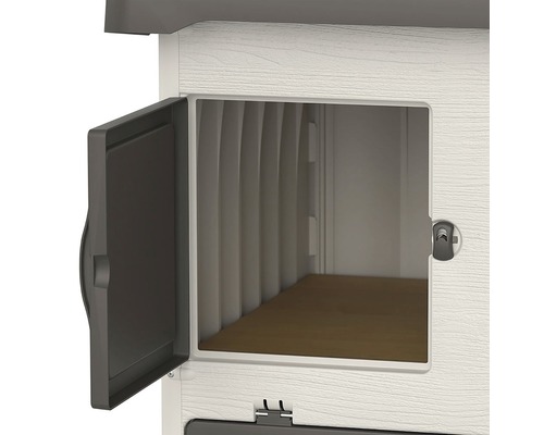 Open deur van een tuinhuis met plank
