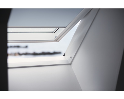 Geopend dakraam met uitzicht naar buiten