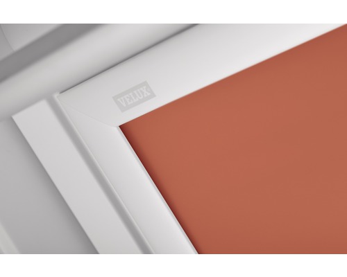 Detailopname van een dakraam met Velux logo