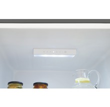 Interieur van een koelkast met temperatuurregelaar en glazen containers