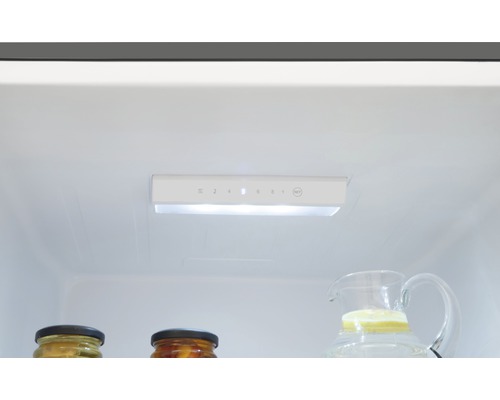 Interieur van een koelkast met temperatuurregelaar en glazen containers