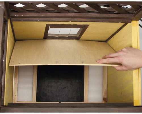 Detailopname van een vogelhuis met houten bekleding en openingsmechanisme.