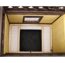 Binnenaanzicht van een tuinhuis met houten frame en isolatie