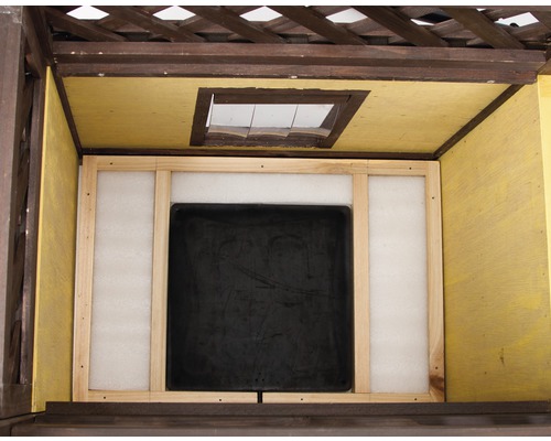 Binnenaanzicht van een tuinhuis met houten frame en isolatie