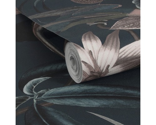 Bloemenbehang met bloeiende bloemen en bladeren op een donkere achtergrond