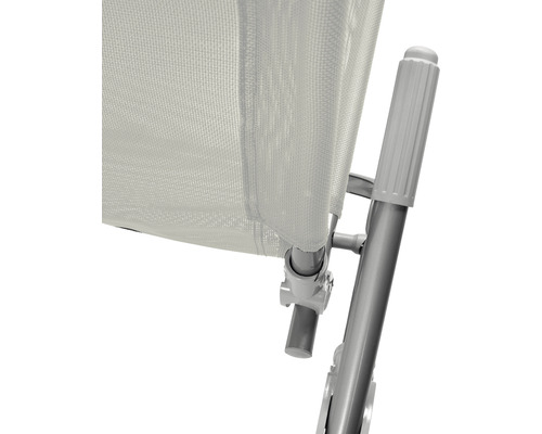 Detailopname van een ligstoel met stoffen bekleding en metalen frame
