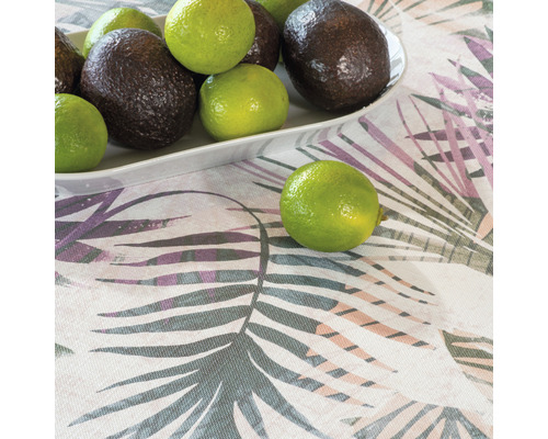 Avocado''s en limoenen op een bord op een tafelkleed met bladerenmotief.