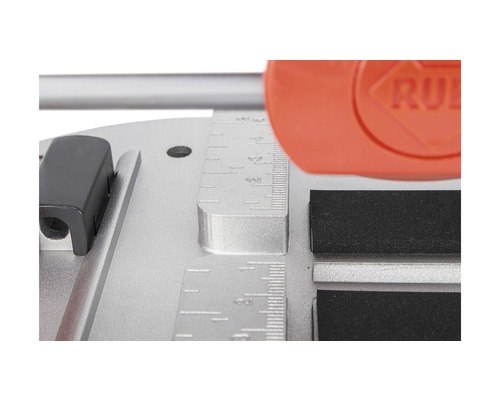 Gedetailleerde foto van een tegelsnijmachine met meetschaal