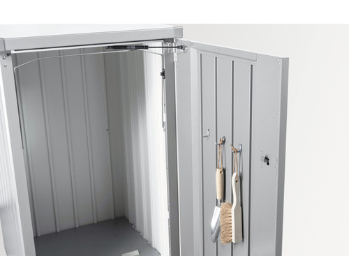 Open metalen gereedschapskast met tuingereedschap aan de binnenkant van de deur