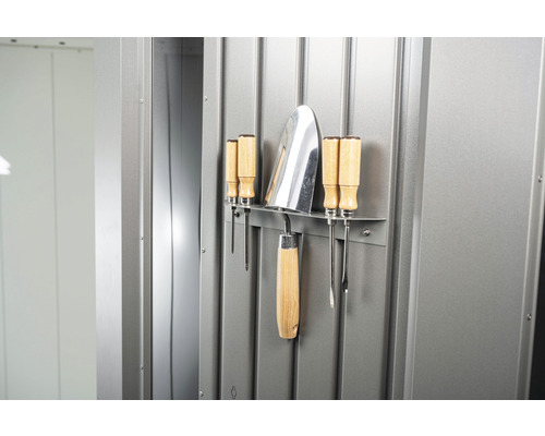 Tuingereedschap hangend aan een metalen wand