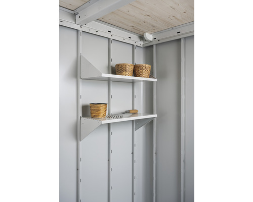 Planken met tuingereedschap en manden aan een tuinhuiswand