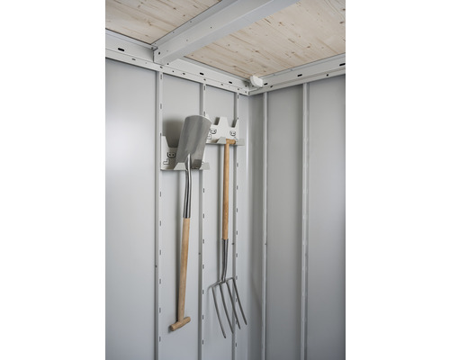 Interieur van een tuinhuis met schop, riek en gereedschapshouder