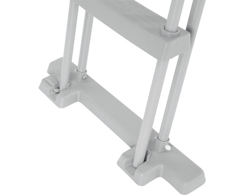 Detail van een grijze zwembadladder