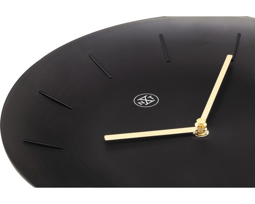Zwarte wandklok met gouden wijzers en een eenvoudig wijzerplaatontwerp.