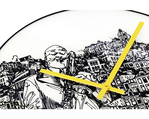 Wandklok met saxofonist en stadsgezicht