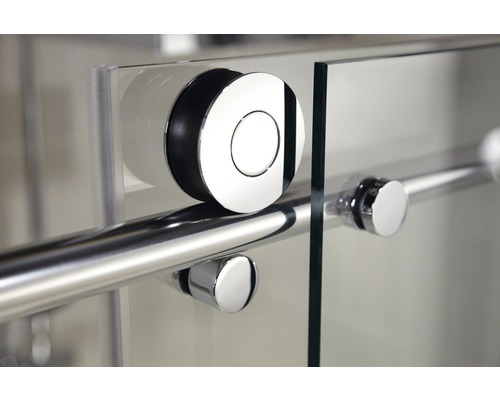 Detailopname van een douchecabine met schuifdeur, rail en rollen