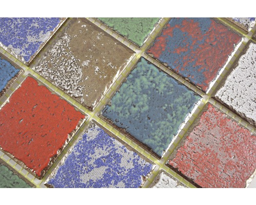 Close-up van keramische mozaïektegels in verschillende kleuren voor binnenshuis