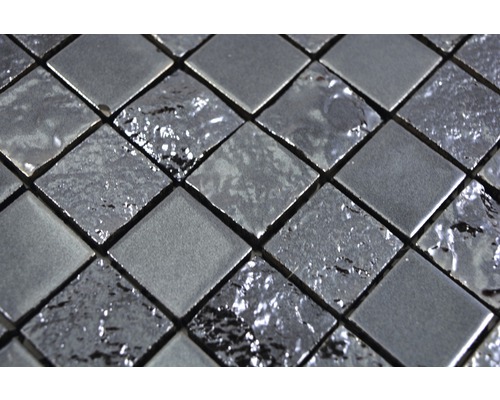 Detailopname van mozaïektegels van glas en metaal