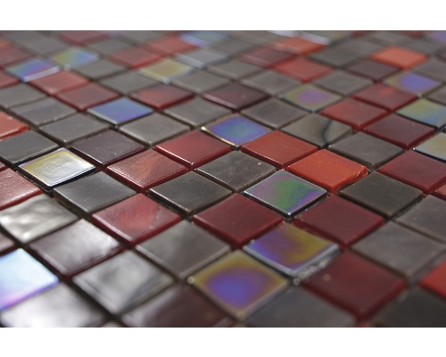 Close-up van vierkante glazen mozaïektegels in rood- en bruintinten.