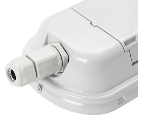 Detailopname van een witte vochtbestendige lamp met kabelwartel