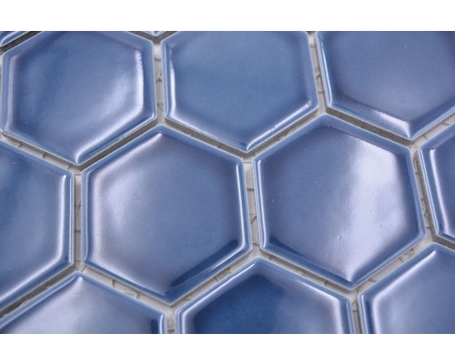 Close-up van blauwe, zeshoekige tegels