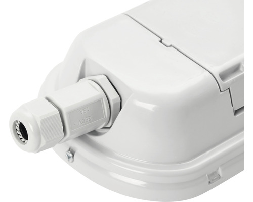 Detailopname van een witte vochtbestendige lamp met kabelwartel