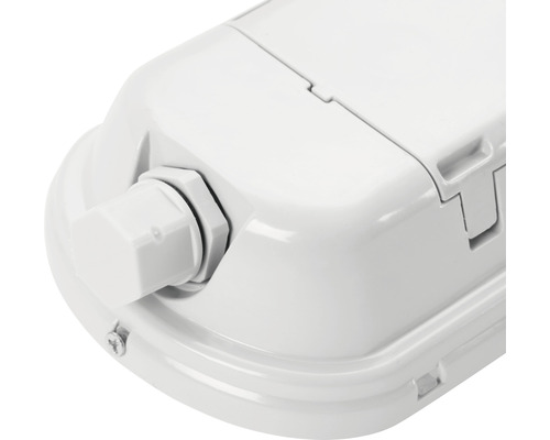 Detailopname van een witte vochtbestendige lamp met kabelwartel