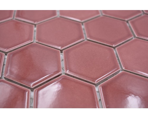 Close-up van zeshoekige, roze keramische tegels