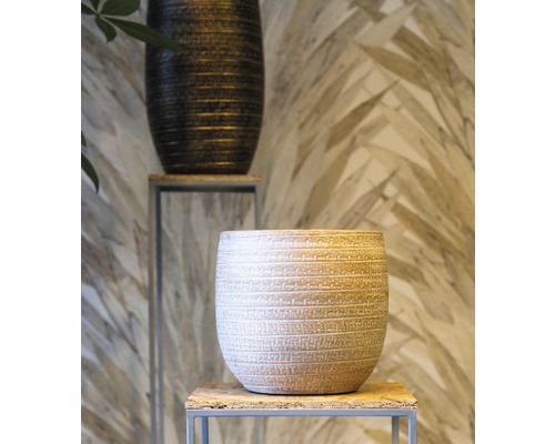 Twee plantenbakken op metalen standaards met geometrisch patroon