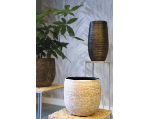 Decoratieve plantenbakken in verschillende maten en uitvoeringen op houten standaards.