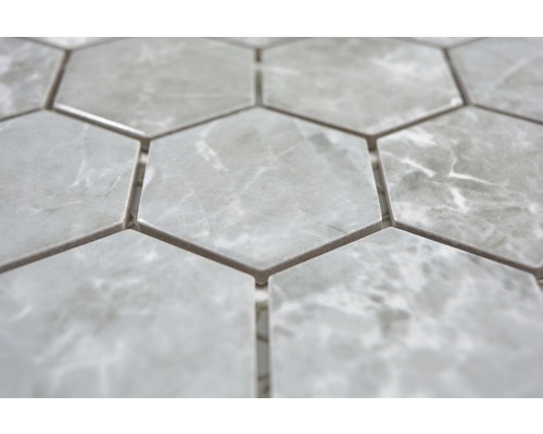 Close-up van zeshoekige tegels met marmerlook.