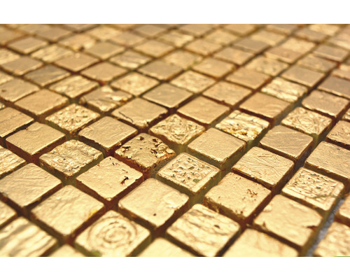 Close-up van vierkante gouden mozaïektegels