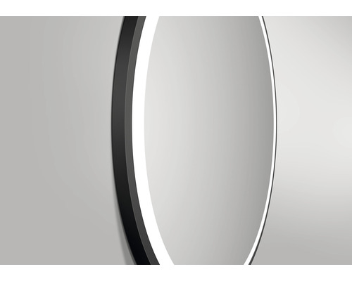 Detailaanzicht van een ronde spiegel met verlichting