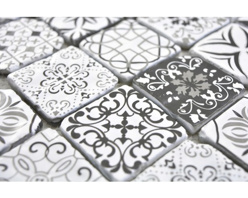 Close-up van mozaïektegels met diverse patronen