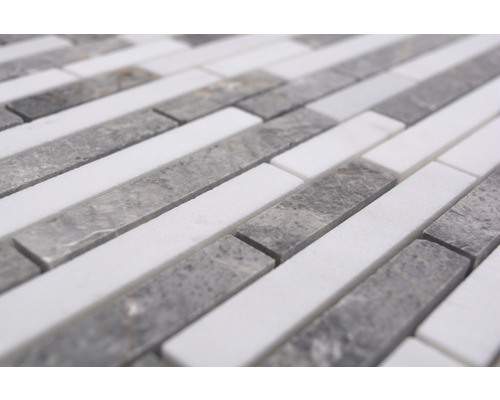 Mozaïektegels van marmer in grijze en witte kleur