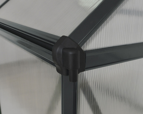 Detailopname van een kas met polycarbonaatplaten en grijze frameprofielen.