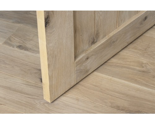 Detailopname van een houten deur en een houten vloer