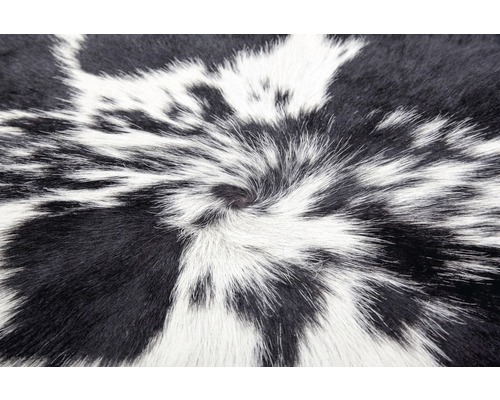 Close-up van koeienhuid tapijt met vlekkenpatroon