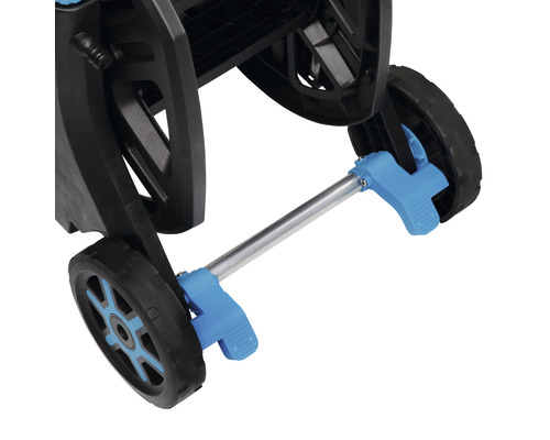 Detailopname van een slangenwagen met wielen en metalen stang