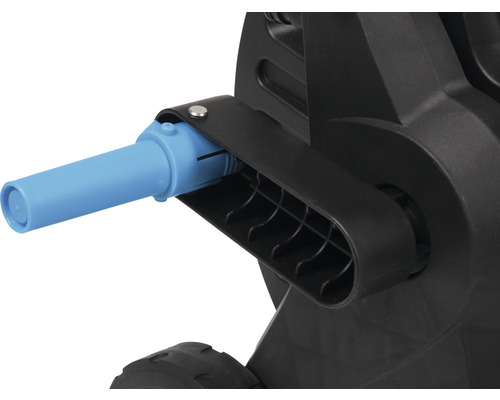 Detailopname van een oprolmechanisme voor zwembadafdekkingen van kunststof met handslinger