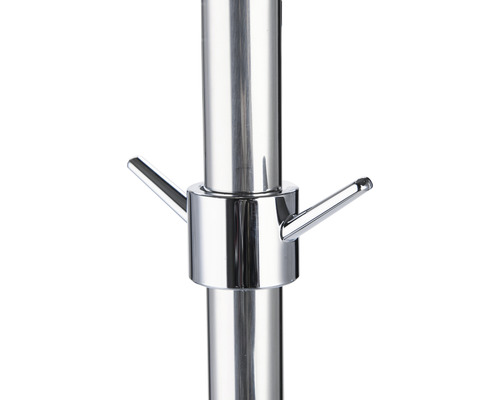 Detailaanzicht van een metalen kapstok met haken