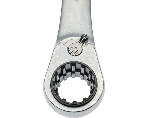 Detailopname van een ringsleutel met ratelfunctie.