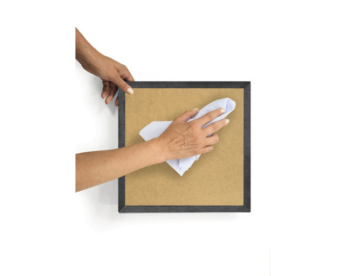 Schoonmaken van een fotolijst met een doek