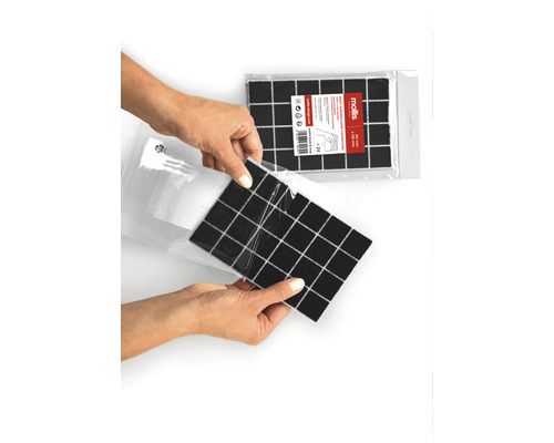 Persoon opent een verpakking meubelglijders